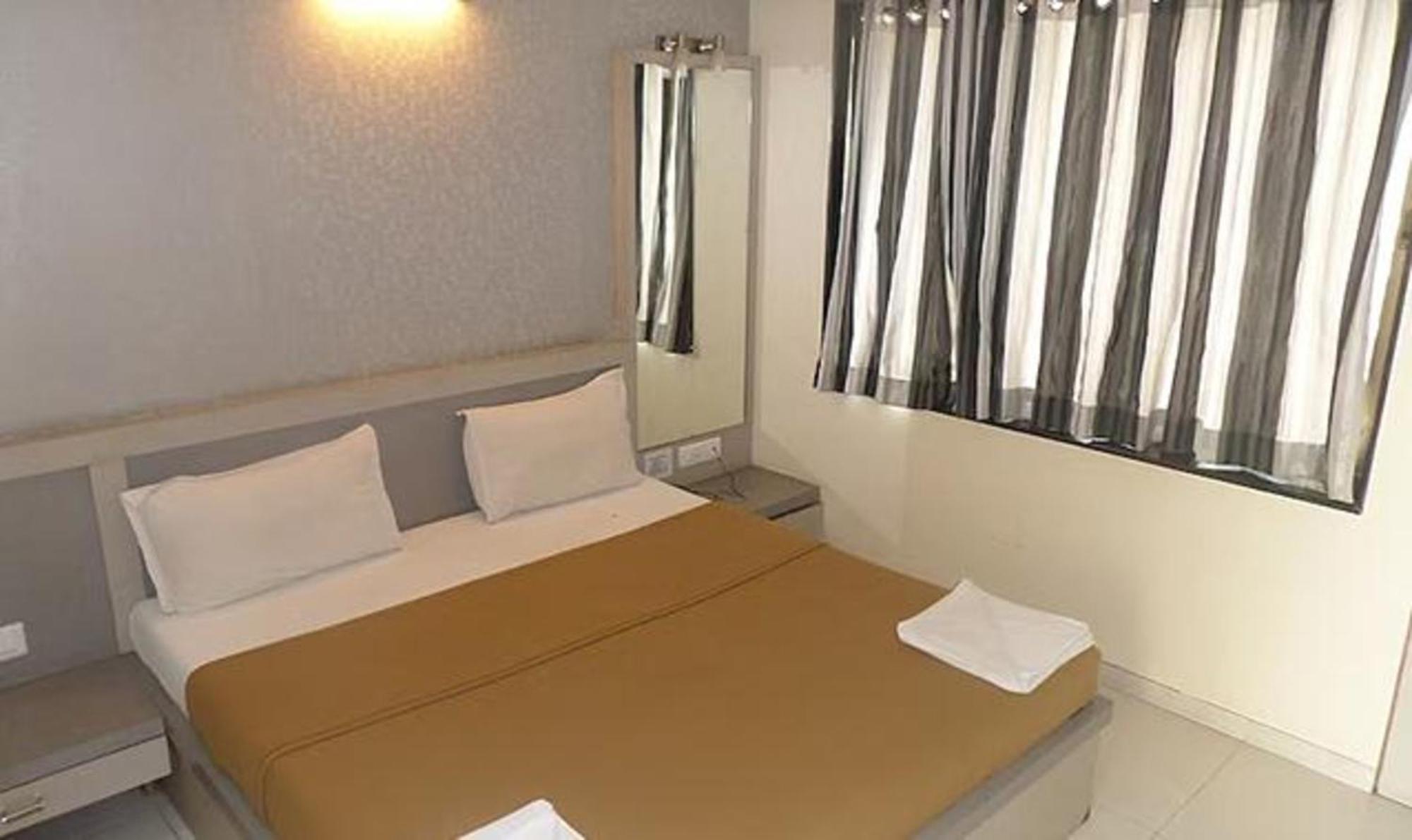 Fabhotel Skylark Inn นาสิก ภายนอก รูปภาพ